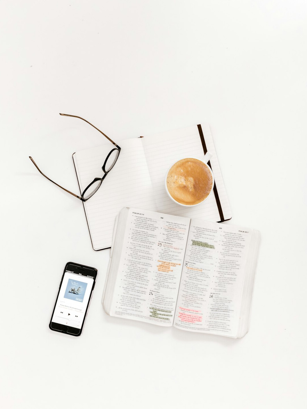 Schreibtisch mit Haushaltsbuch, Taschenrechner und Kaffee